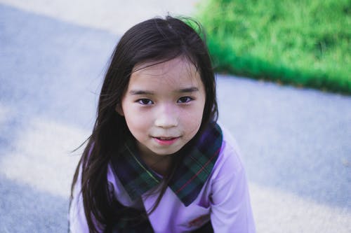 紫色长袖衬衫，绿色和黑色格子领的女孩 · 免费素材图片
