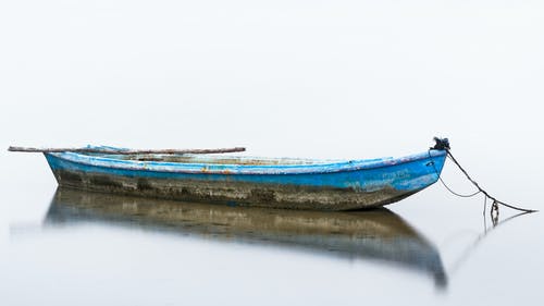 蓝色和白色的小船在水面上 · 免费素材图片