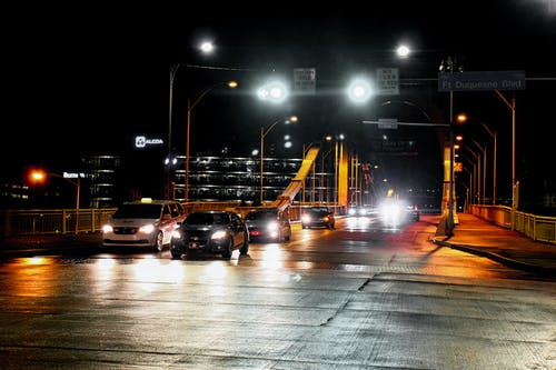 夜间道路上的车辆 · 免费素材图片