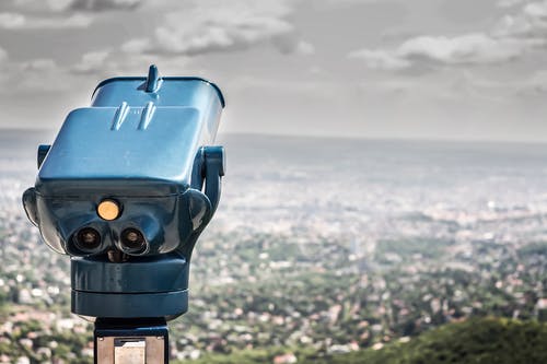 蓝币双筒望远镜在白天与城市景观 · 免费素材图片