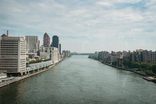 大都市市区，河宽阔 · 免费素材图片