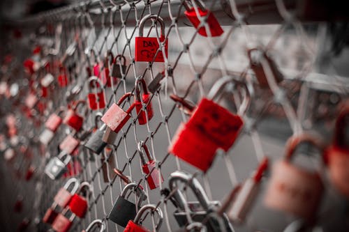 旋风栅栏上的红色挂锁 · 免费素材图片
