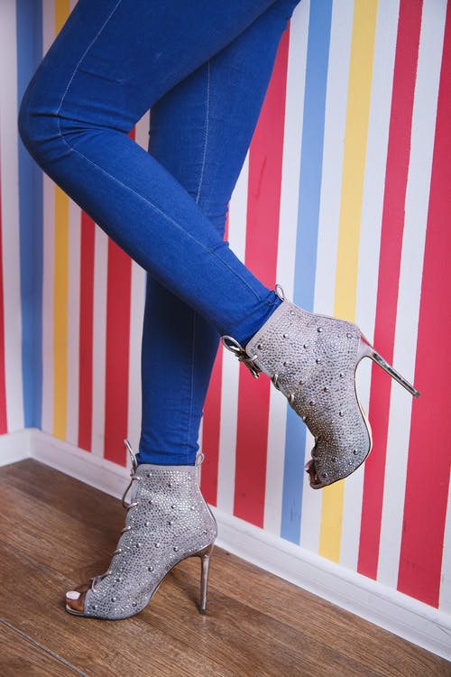 蓝色牛仔牛仔裤和灰色高跟鞋的女人 · 免费素材图片