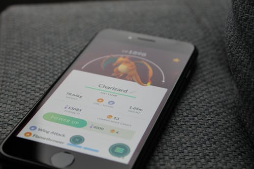 打开的i Phone显示pokemon Go Charizard应用程序 · 免费素材图片