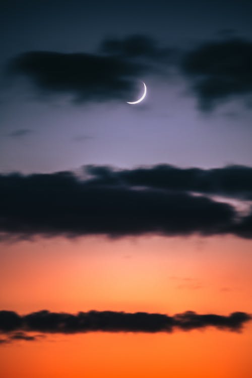 有关弯月, 戏剧性的天空, 月亮背景的免费素材图片