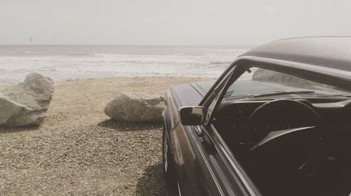 黑色的车停在海边 · 免费素材图片