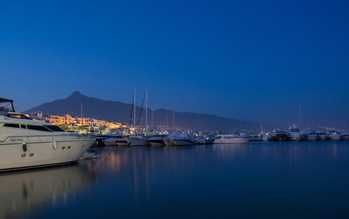 夜间在水面上的白色游艇 · 免费素材图片