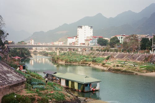 有关城市, 山, 建筑的免费素材图片