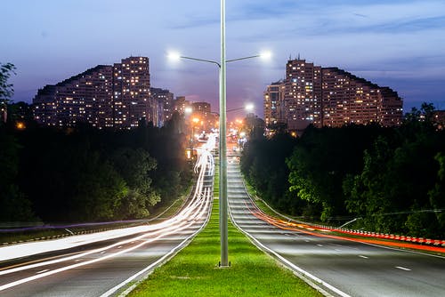 灰色混凝土路之间的灰色灯口 · 免费素材图片