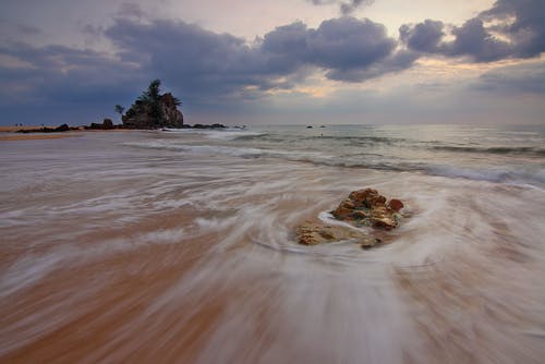 海边岩石形成的缩时摄影 · 免费素材图片