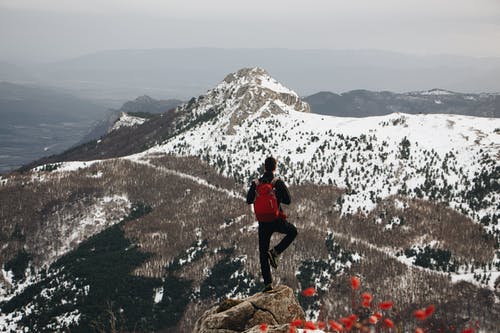 男人做单腿站立在悬崖上 · 免费素材图片