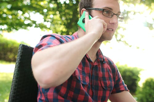 男子将手机放在右耳 · 免费素材图片