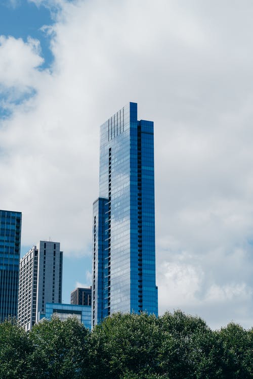 公园附近城市市区的当代摩天大楼 · 免费素材图片