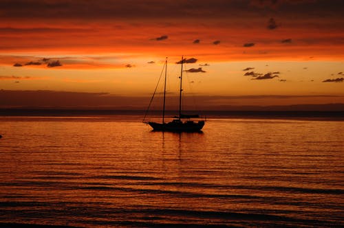 日落海上船的轮廓 · 免费素材图片