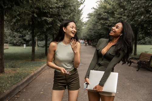 高兴的年轻多族裔妇女在绿色公园聊天 · 免费素材图片
