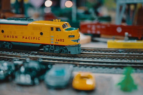 黄色和蓝色火车玩具 · 免费素材图片