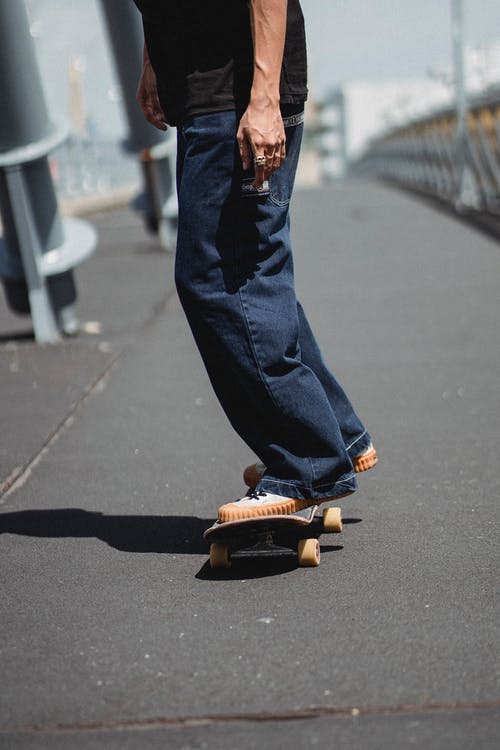 裁剪在城市滑板上的男人 · 免费素材图片