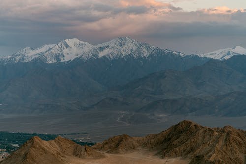 日落时崎sand的沙地和雪山 · 免费素材图片