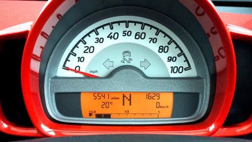 中性红色和黑色汽车速度计 · 免费素材图片