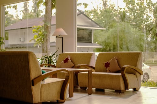 客厅黄色空置沙发 · 免费素材图片