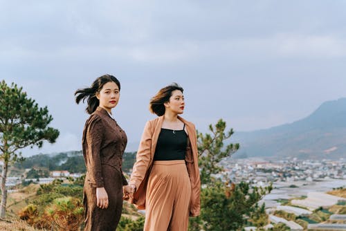 两个女人站在山上 · 免费素材图片