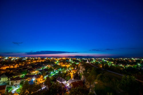 夜间房屋的地域摄影 · 免费素材图片