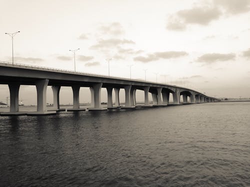 水体上的白色和灰色桥梁 · 免费素材图片