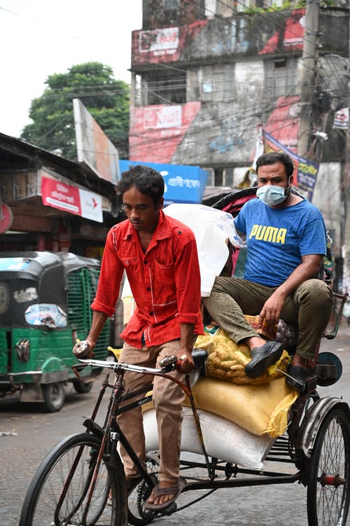 一件红色的衬衫，骑着三轮车的人 · 免费素材图片