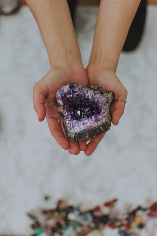 持有geode Stone的人 · 免费素材图片