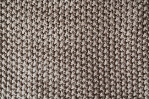 棕色和白色针织纺织品 · 免费素材图片