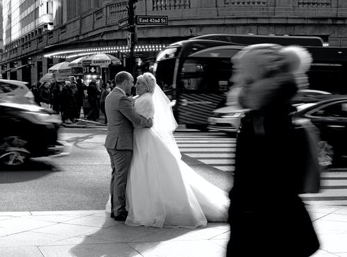 站在路边的已婚夫妇的照片 · 免费素材图片