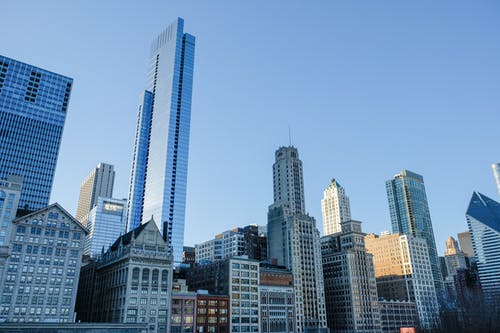 湛蓝的天空下的高层建筑 · 免费素材图片