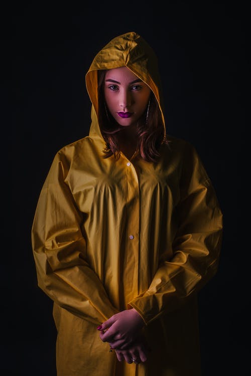 女人穿着黄色的雨衣 · 免费素材图片
