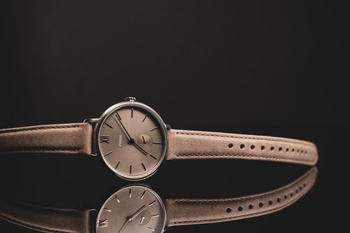 圆形模拟手表，棕色皮革表带 · 免费素材图片