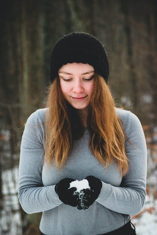 女人控股雪 · 免费素材图片