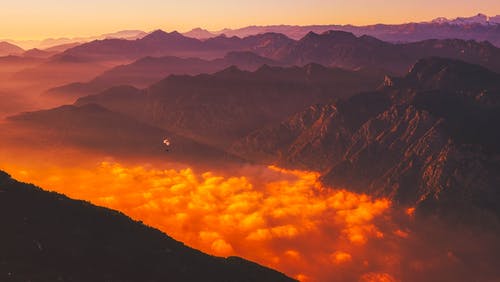 日落时分的戏剧性天空山脉风景 · 免费素材图片