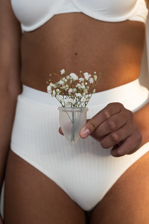 拿着花的月经杯子的白色内衣的妇女 · 免费素材图片