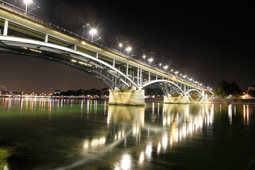 夜晚的灯光桥 · 免费素材图片