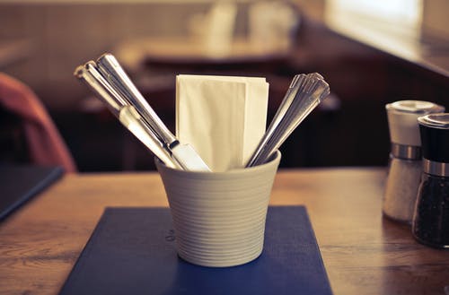 白色陶瓷杯上的不锈钢叉 · 免费素材图片