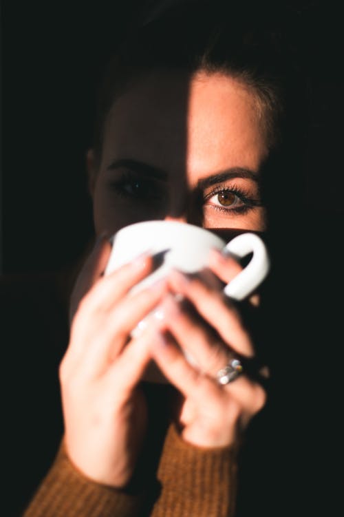 女人抱着白陶瓷杯 · 免费素材图片