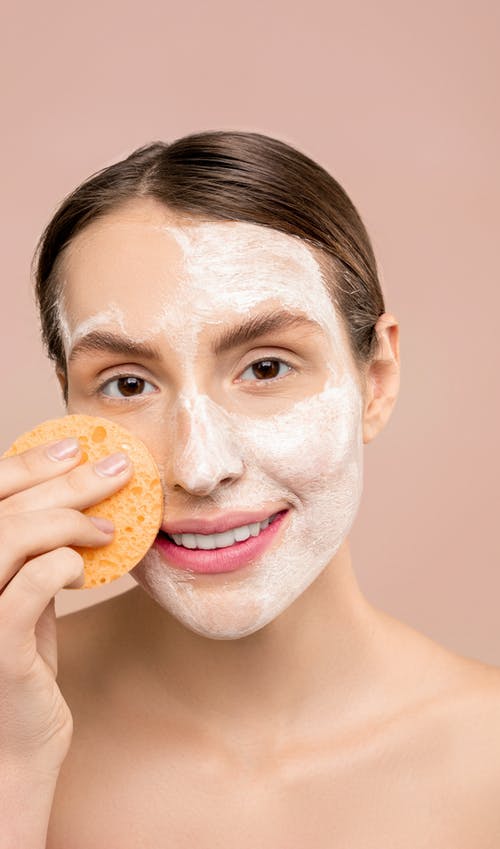 白肥皂在脸上的女人 · 免费素材图片