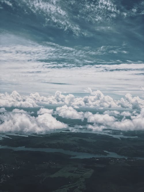 白天云层鸟瞰图 · 免费素材图片
