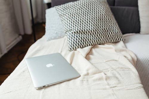 有关3C用品, MacBook, 床的免费素材图片