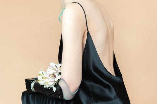 黑色意大利面条皮带连衣裙的女人 · 免费素材图片
