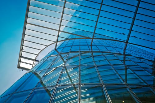 玻璃高层建筑的低角度视图 · 免费素材图片