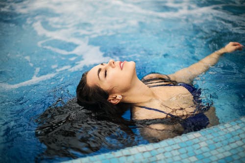 蓝色比基尼泳装在游泳池上的女人 · 免费素材图片