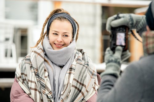 微笑为一张照片的女人 · 免费素材图片