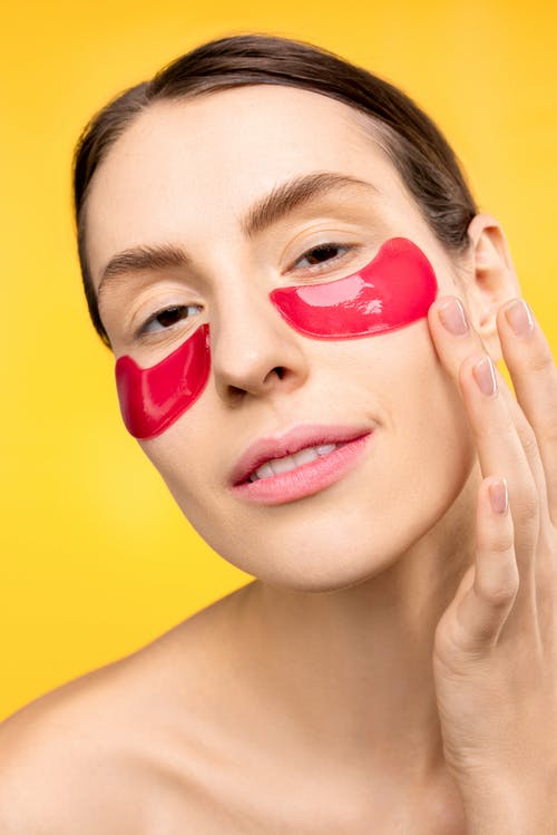 红色眼罩下的女人 · 免费素材图片