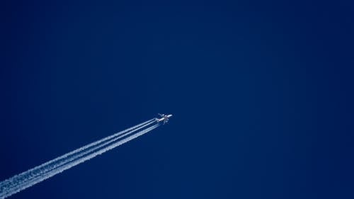 蓝蓝的天空上的白色飞机 · 免费素材图片