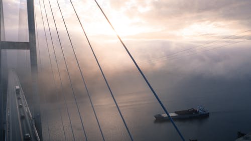 帆船在海上对戏剧性的天空 · 免费素材图片